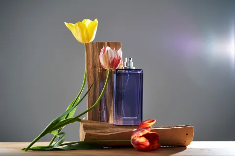 Guía de compras: 6 perfumes de mujer que serán tendencia en primavera (¡y muy accesibles!) Perfume y flores.