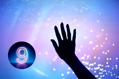 Portal 9/9: claves para aprovechar esta energía, cerrar ciclos y abrirte a lo nuevo Mano sobre una luz y un número 9.