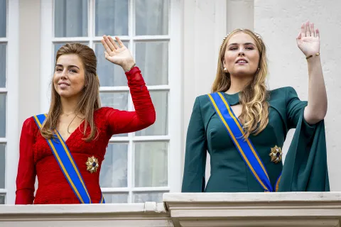 Por qué los vestidos de las princesas Alexia y Amalia de Holanda son tendencia en las redes Fotos de las Princesas Alexia y Amalia de Holanda en el Día del príncipe 2024.