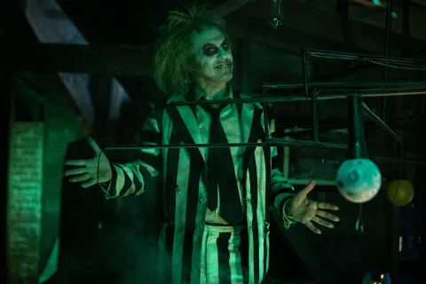 Beetlejuice: el regreso de Michael Keaton y Winona Ryder en el clásico de Tim Burton Michael Keaton está de regreso en Beetlejuice, Beetlejuice.
