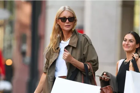Gwyneth Paltrow y el trench crop que es tendencia la próxima temporada Gwyneth Paltrow en las calles de Nueva York.