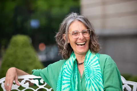 Día Mundial de la Salud Sexual: cambios hormonales en la menopausia mujer madura feliz