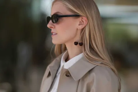 Estos son los aros cherry, el accesorio que es furor en Europa y ya se consigue acá Mujer vistiendo aros cherry