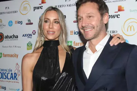 Benjamín Vicuña presentó oficialmente a su pareja, Anita Espasandín: Isabel Macedo estuvo en el mismo evento El actor chileno, Benjamín Vicuña dijo presente en la gala anual a beneficio de la Fundación Discar y lo hizo junto a su novia, Anita Espasandin.
