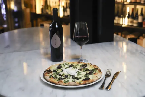 Pizza con vino: los mejores lugares de CABA para probar esta dupla imperdible Pizza y vino