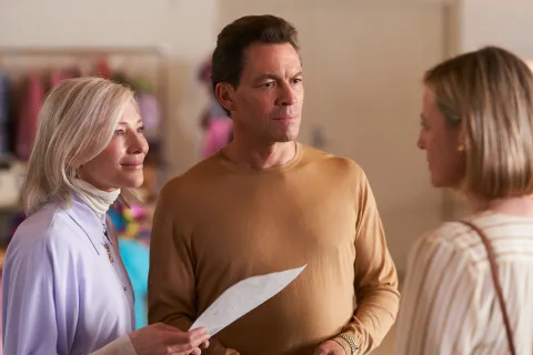 7 series cortas que podés ver en Netflix y en menos de un fin de semana Foto de Cate Blanchett y Dominic West en la serie Desplazados.