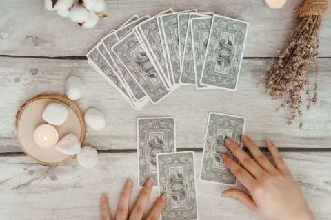 Este es el mensaje del tarot para la semana del 23 al 30 de septiembre: elegí una carta y descubrilo Cartas de tarot desplegadas sobre una mesa.