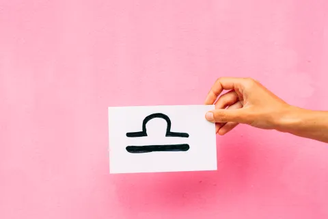 Estos son los signos que tendrán mejor suerte en la temporada Libra 2024: ¿está el tuyo? Símbolo del signo Libra