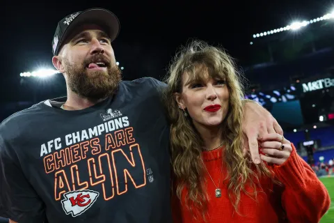 Travis Kelce reveló el nuevo y cariñoso apodo con el que llama a Taylor Swift Travis Kelce y Taylor Swift en el estadio M&T Bank, el 28 de enero de 2024.