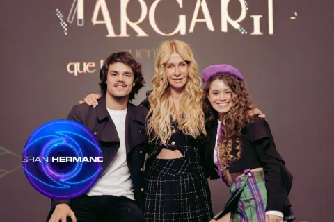 Quién es el ex Gran Hermano que actuó en Margarita, el nuevo éxito de Cris Morena El elenco de Margarita con un logo de Gran Hermano.