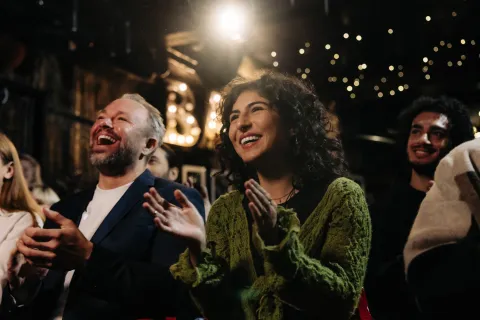 Vení al Teatro 2024: ¿qué obras de la cartelera porteña tendrán descuentos? Foto de gente en un teatro.