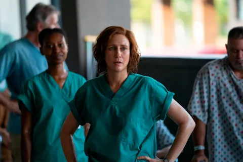 ¿Te gustó Respira en Netflix? 7 opciones para ver otras series de médicos y hospitales Foto de Vera Farmiga en Five Days at Memorial.