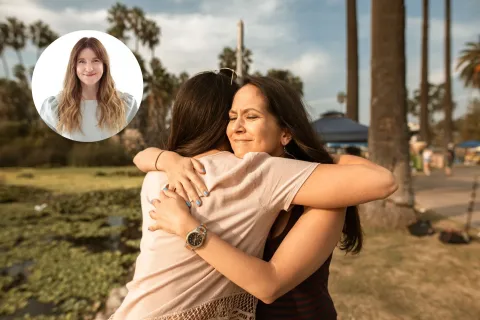 5 claves para reparar vínculos rotos y sanar relaciones dos mujeres se abrazan