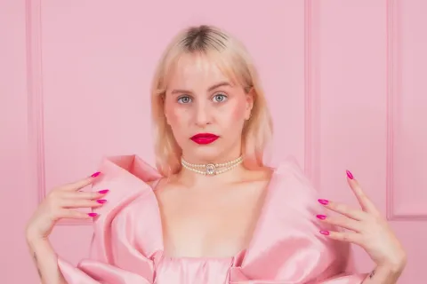 Qué es el Polly Pocket Summer y cuáles son las microtendencias de Tik Tok, según una experta en moda Sereinne