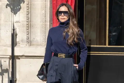 El outfit clásico y elegante de Victoria Beckham en París que no puede faltar en tu armario Victoria Beckham caminando por la calle con un look azul marino muy elegante
