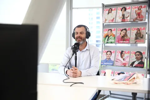 Los peores alimentos para tu cerebro para arrancar el día, según el Dr. Facundo Pereyra Dr. Facundo Pereyra hablando por micrófono en el streaming de OHLALÁ
