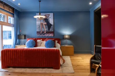 Casa FOA: 4 ideas para inspirarte con la paleta de colores y el tipo de materiales Cuarto colorido con cama roja en Casa FOA 2024
