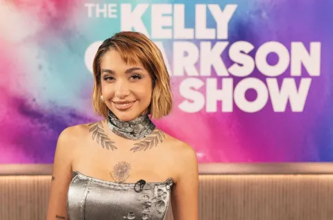 El encuentro inesperado entre María Becerra y Adam Sandler que se volvió viral Foto de María Becerra en el show de Kelly Clarkson.