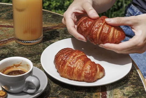 Un regalo distinto: dónde ir a merendar el día de la madre por menos de 7 mil pesos un plato con medialunas y un café con leche