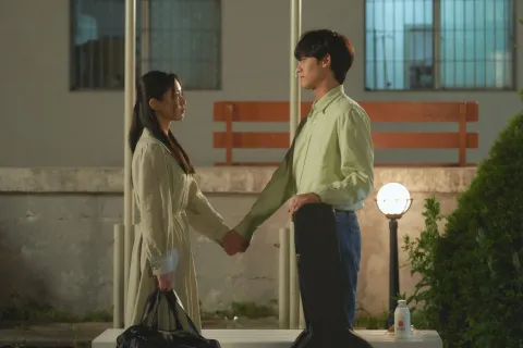 5 Kdramas que seguramente no sabías que están basados en hechos reales Youth of May estrenó en 2021 y está disponible en Viki.