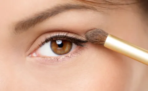Chau ojeras: cuáles son los mejores tratamientos para tratarlas, según los expertos Mujer pintandose los ojos