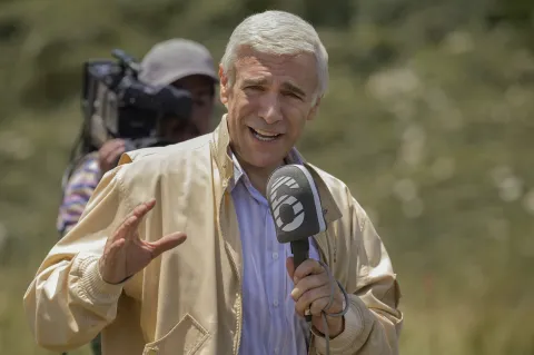 Netflix: de qué se trata la nueva película de Leo Sbaraglia, basada en hechos reales Leo Sbaraglia como José de Zer en El hombre que amaba los platos voladores.