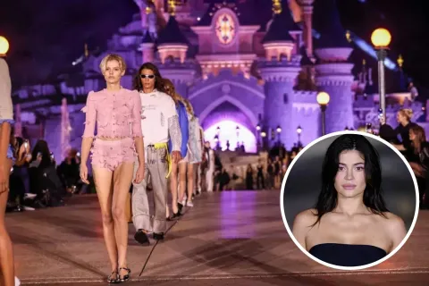 Así fue el desfile de Coperni en Disney, con el cierre de Kylie Jenner como una princesa Modelos en el desfile fashion week en el parque de disney