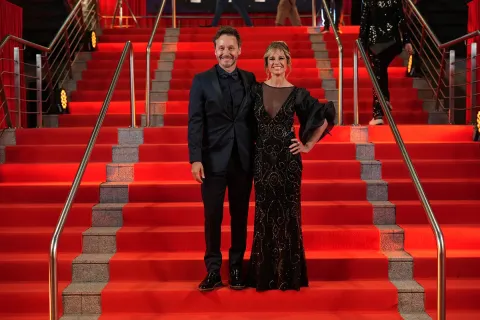 Premios Martín Fierro de Cine: la lista completa de ganadores Foto de Benjamín Vicuña y Mariana Fabbiani, los conductores de los Martín Fierro de Cine.