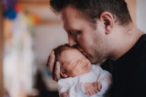 Tratamientos de fertilidad: qué lugar ocupan los hombres papá con un bebé