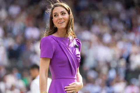 La princesa de Gales con un vestido en color violenta durante la entrega de trofeos de la final individual masculina del Campeonato de Tenis de Wimbledon