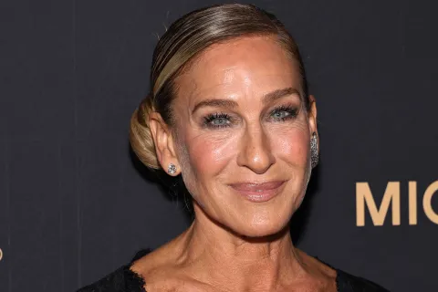 Sarah Jessica Parker apostó por un vestido cien por ciento encaje que se robó todas las miradas Sarah Jessica Parker dijo presente en una gala en Nueva York con un diseño que anticipa las tendencias de la nueva temporada.