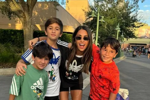 Antonela Roccuzzo regresó junto a sus hijos a los parques de Disney Antonela Roccuzzo visitó Disney, una vez más, junto a sus hijos y compartió la increíble experiencia en sus redes sociales.
