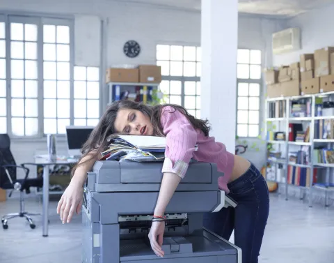 ¿Qué es el jet lag social y cómo cuidarnos para que no nos afecte la salud? Mujer cansada