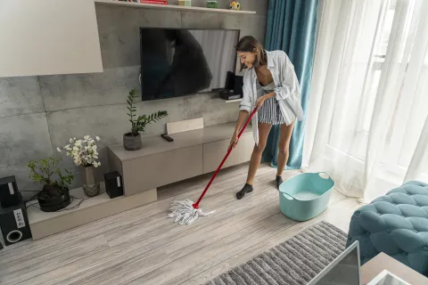 Limpieza de primavera: cómo podés renovar tu hogar y tu energía con ideas simples mujer limpiando