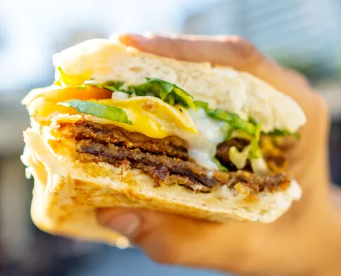 Llegó el Festival de la Milanesa: es este fin de semana en el Hipódromo de Palermo y la entrada es gratis Sándwich de milanesa