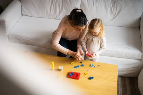 Cuánto cobran las niñeras por hora en octubre 2024 Niñera junto a una niña.