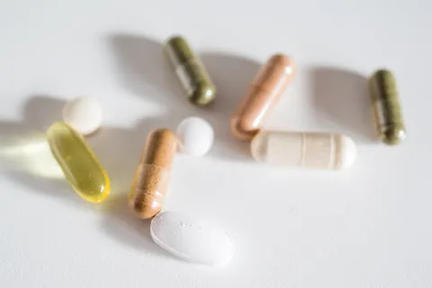 Este es el magnesio más efectivo contra el cansancio y que ayuda a equilibrar el peso Foto de varias pastillas dietarias.