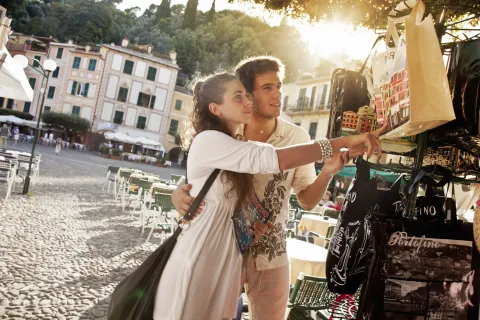 Las cinco ciudades italianas más románticas para escaparte con un amor En Italia podés combinar playa, aldeas antiguas y revivir una gran variedad de historias que te van a enamorar.