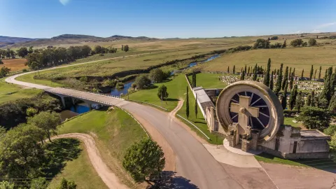 Este es el pueblo bonaerense que se postula para ser el más lindo del mundo El río Sauce Grande baja desde la sierra y atraviesa el antiguo pueblo