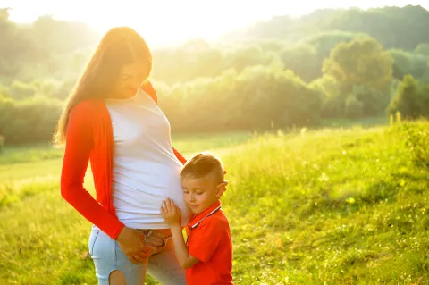 ¿Cuál es el mejor momento para tener un segundo hijo? Mujer embarazada junto a su otro hijo.