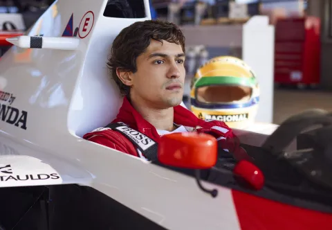 Netflix estrena Senna: cuándo y a qué hora podés ver la esperada serie biopic Foto de Gabriel Leone en Senna.
