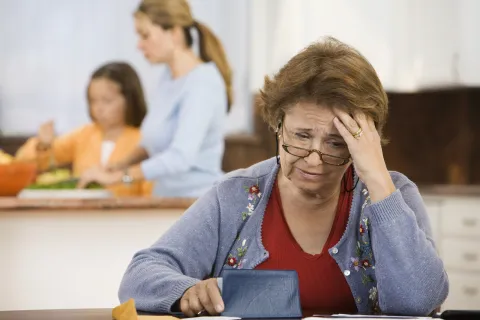 “No me banco a mi suegra”: ¿qué pasa cuando se mete de más en nuestras vidas? Situación familiar, malestar de una persona mayor.