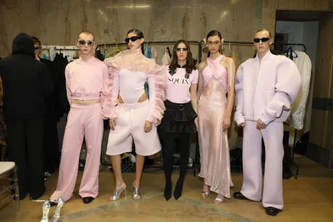 Designers Buenos Aires: la exposición de moda que reúne la creatividad y el diseño argentino Modelos presentando la nueva colección de verano de esquina