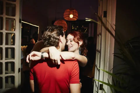 Citas slowmance: así es la nueva tendencia para encontrar pareja “a fuego lento” La tendencia slowmance busca vinculos profundos donde te conoces con tiempo, a "fuego lento".