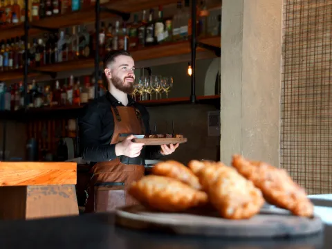 Comida porteña: de bodegones de siempre, hasta restaurantes de autor, estos son nuestros recomendados mozo en un restaurante de Buenos Aires