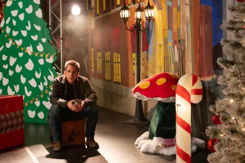 En Netflix y otras plataformas de streaming: las mejores películas navideñas para ver este mes Ben Stiller, en una escenografía navideña.