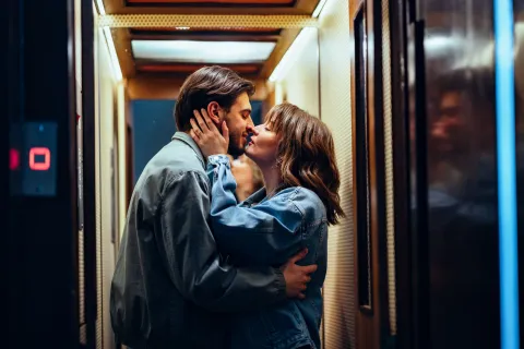 Tendencias en citas para 2025: 6 claves para matchear en las apps Citas: pareja besándose