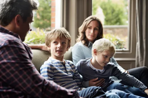 ¿La pareja tambalea?: 5 claves para hablar con los chicos de la crisis Pareja con dos hijos hablando