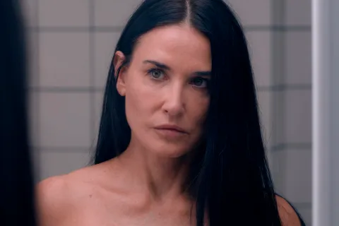 Estas son 10 de las mejores películas de 2024: ¿dónde podés verlas? Foto de Demi Moore en La sustancia.