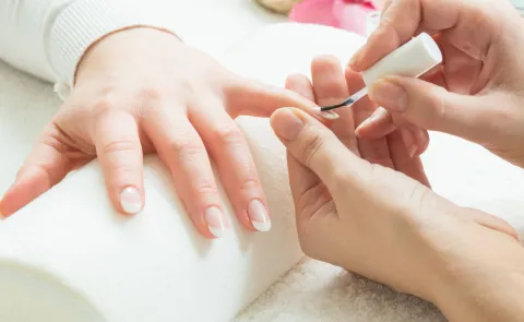 Adiós a las uñas rojas: cuál es el nail art que es tendencia en Francia Uñas francia